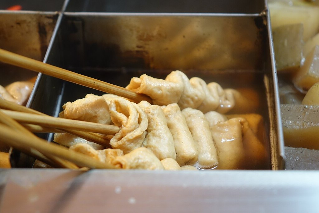 Eomuk kkochi, Korean fish cake skewers simmering in broth