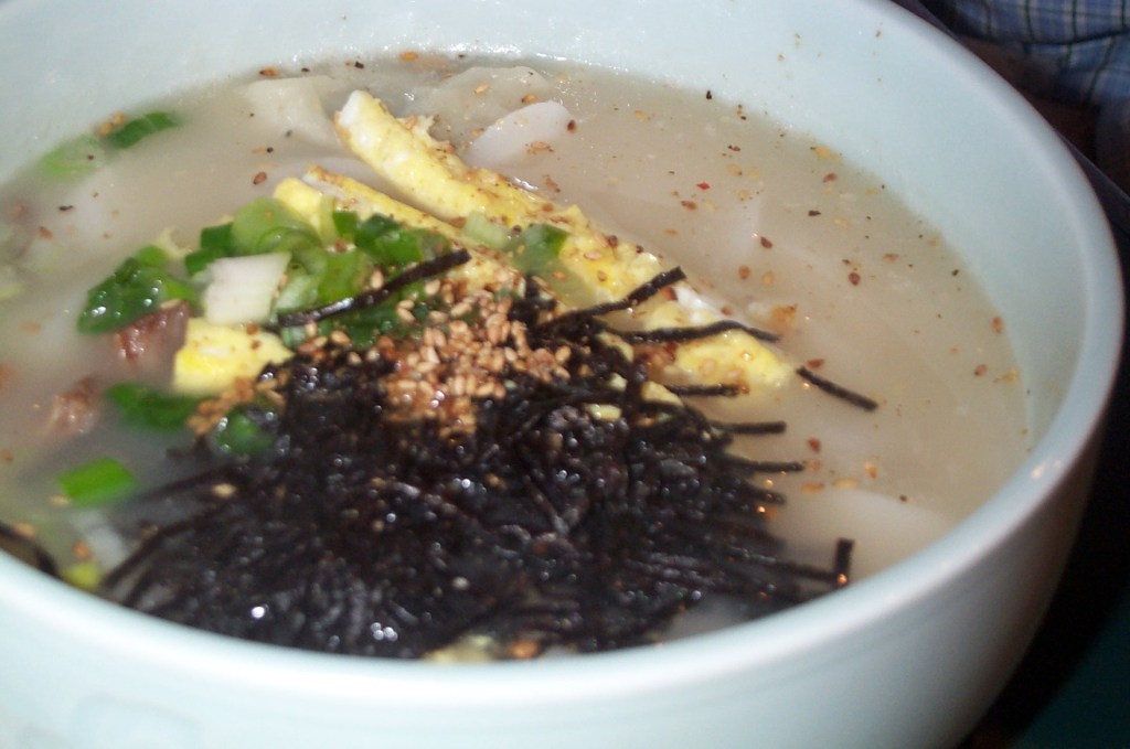 Tteok mandu guk, Korean rice cake soup with dumplings