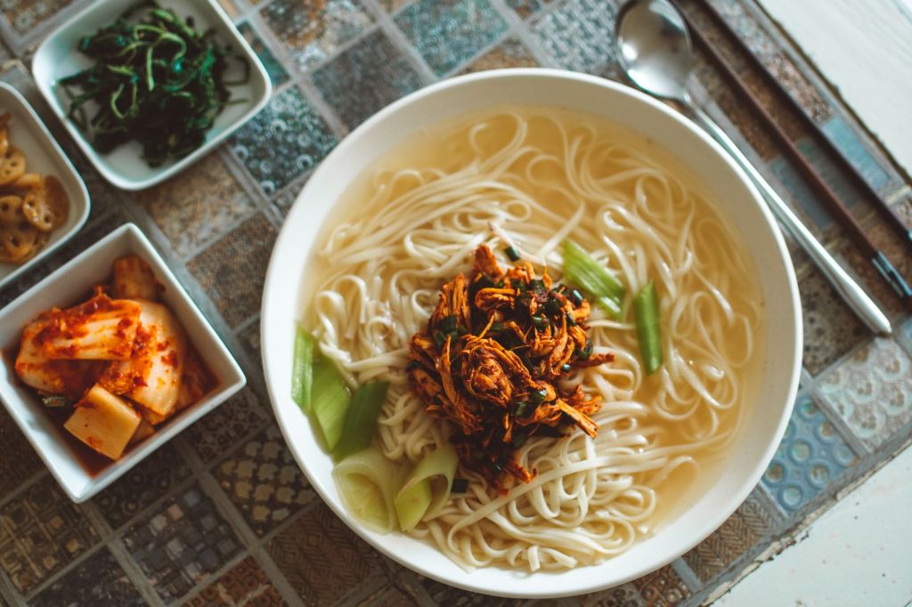 Janchi guksu, Korean thin wheat noodle soup with toppings and side dishes